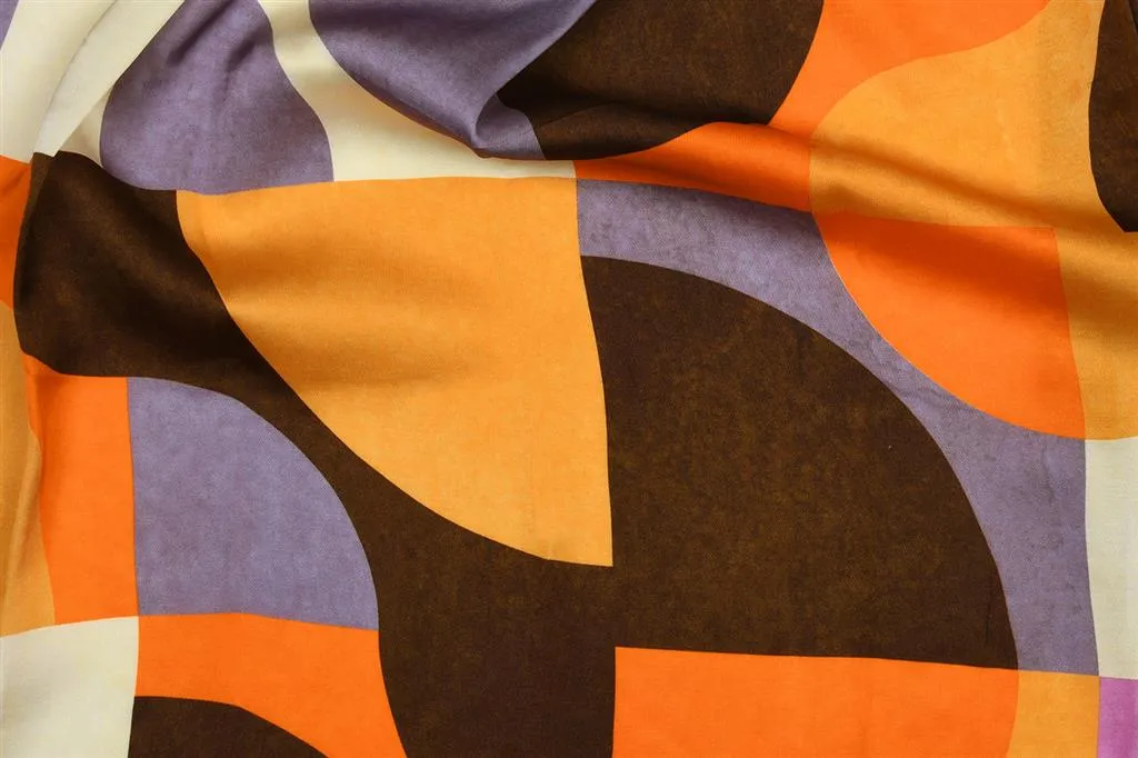 Viscose satijn paneel met abstract motief in bruin, oranje en mauve tinten - A La Ville Knipmode